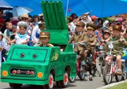 День защиты детей КНДР отметила детским военным парадом