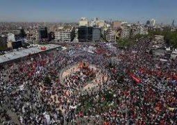 Демонстранты собрались в центре Стамбула после разгона митинга