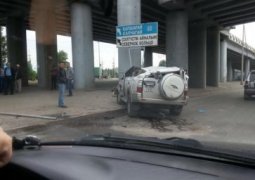 В Алматы внедорожник слетел с моста, водитель госпитализирован