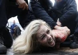 Активистки FEMEN в Берлине устроили "секс-покушение" на президента Обаму (ВИДЕО)