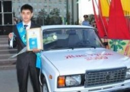 Ключи от автомобилей выпускникам, набравшим высокие баллы на ЕНТ, вручил аким Актюбинской области