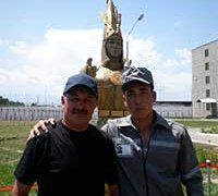 Заключенный изваял копию Золотого человека в натуральную величину в Алматы