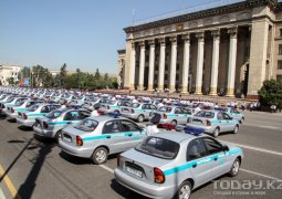 Аким Алматы вручил полицейским ключи от 95 новых автомобилей