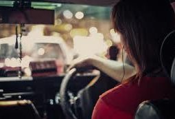 Прекратить снисходительное отношение к водителям женского пола предлагают в Казахстане