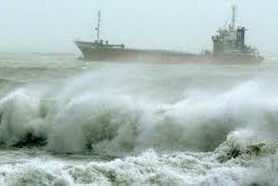 Сильный тайфун "Солик" приближается к Японии