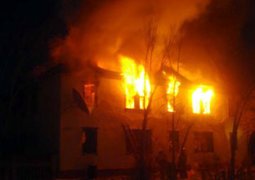 Пятиэтажный жилой дом горит в Атырау