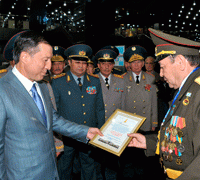 Министру обороны Казахстана вручена медаль «Офицерская солидарность»