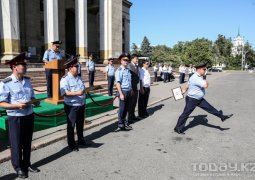 Лучших полицейских наградили грамотами в Алматы