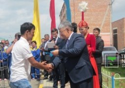 Аким Кызылординской области вручил 30-ти семьям ключи от новых квартир