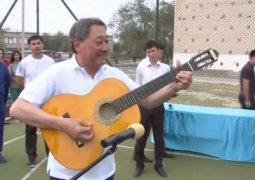 Аким Атырауской области сыграл на подаренной ему школьниками гитаре (ВИДЕО)