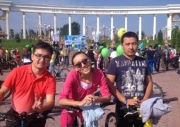 В Алматы 1,5 тыс. человек приняли участие в велопараде в честь дня спорта