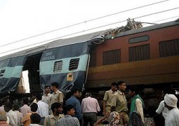 В Индии поезд наехал на толпу людей, выходящих из другого поезда, погибли десятки людей