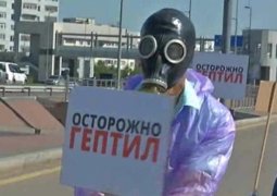 Столичные общественники провели акцию у посольства России в Казахстане с требованием отказаться от «Протонов»