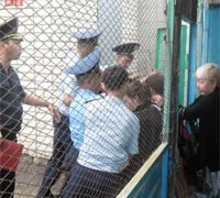 У колонии в Уральске родные осужденных пытаются прорваться на территорию учреждения
