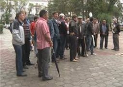 Митингующие инвалиды по труду требуют от «АрселорМиттал Темиртау» выплатить им компенсации