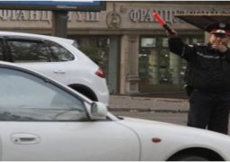 Казахстанским полицейским запретили стоять на дороге с жезлом и останавливать им машины