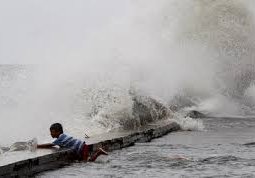 На Филиппинах тайфун унес жизни более 10 000 человек