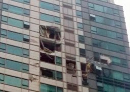В Южной Корее вертолет влетел в высотное жилое здание