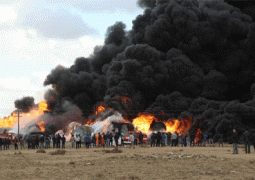 Близ Актау столкнулись тепловоз и автомобиль, горят нефтяные цистерны (ВИДЕО)