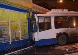 В Петропавловске троллейбус с пассажирами въехал в магазин