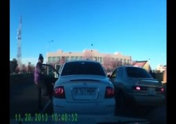 В Актау девушка избила водителя, который ударил зад ее машины (ВИДЕО)
