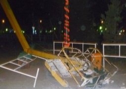 В Павлодаре при монтаже 30 метровой новогодней елки разбились двое рабочих