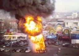 В Алматы сгорела новогодняя елка, пострадали три автомобиля (ВИДЕО)