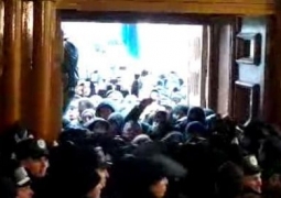 Оппозиция захватила здание мэрии Киева