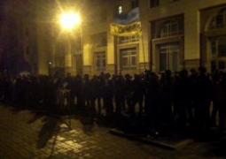 Сегодня утром митингующие окружили здание правительства Украины