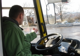 В Казахстане предлагают жестче наказывать курящих водителей автобусов