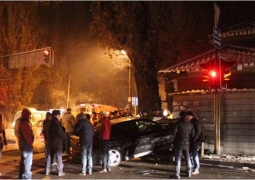 В Алматы легковушка врезалась в жилой дом, пострадали три человека
