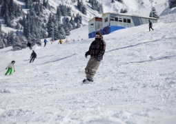 Алматинский "Шымбулак" с трудом справляется с наплывом лыжников