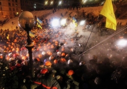 Силовики штурмуют баррикады митингующих на Майдане