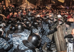 Спецназ пошел на штурм захваченной мэрии Киева