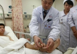 В Китае врачи чтобы спасти оторванную руку пришили ее к ноге