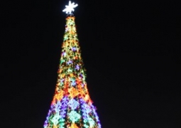 В Атырау молодой человек залез на новогоднюю елку, требуя зарплату