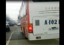 Алматинские автобусы ездят и со спущенными колесами (ВИДЕО)