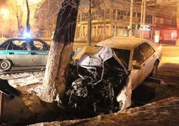 В Алматы легковушка влетела в дерево