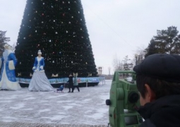 Эксперты измерили новогоднюю елку в Павлодаре