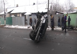 В Алматы легковушка встала на бок, пострадали два человека