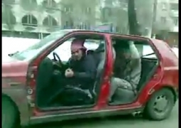 Алматинцы с чулками на голове разъезжали на машине без дверей (ВИДЕО)