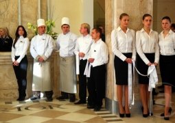 Зарплату до миллиона тенге предлагают работникам гостиничного бизнеса в Алматы