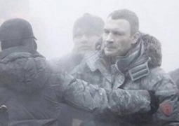 Демонстранты облили Виталия Кличко струей из огнетушителя (ВИДЕО)