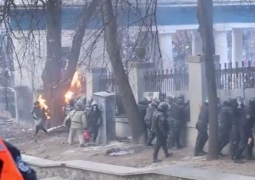 В Киеве жгут полицейских (ВИДЕО)