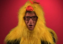 Вирусный ролик Билла Гейтса в костюме цыпленка (ВИДЕО)