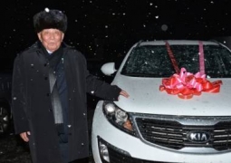 Власти Алматинской области подарили внедорожник школьному учителю Нурсултана Назарбаева