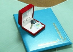 Аким Кызылординской области вручил выпускникам детдома ключи от новых квартир