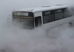 Прорыв теплотрассы в Алматы: полицейский пострадал вытаскивая пассажира рухнувшего в яму автобуса