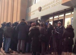 В Алматы проходит митинг у здания Нацбанка