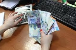 Назарбаев поручил повысить пенсии и зарплаты гражданских служащих